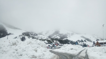 Nieva en el cerro Catedral y crece la expectativa tras un magro invierno a puro cañón