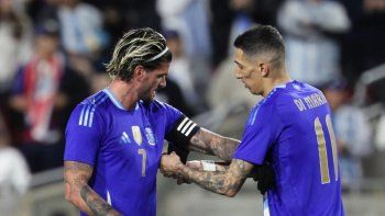 Ángel Di Maria le entrega la cinta de capitán de la selección argentina a Rodrigo de Paul. Ángel Di Maria le entrega la cinta de capitán de la selección argentina a Rodrigo de Paul.