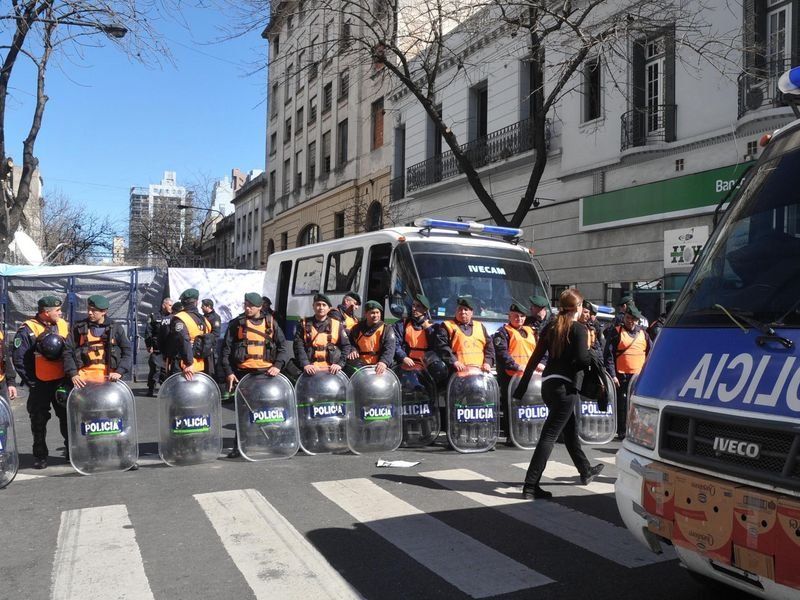 Destrozos en la guardia del Santijanni.-