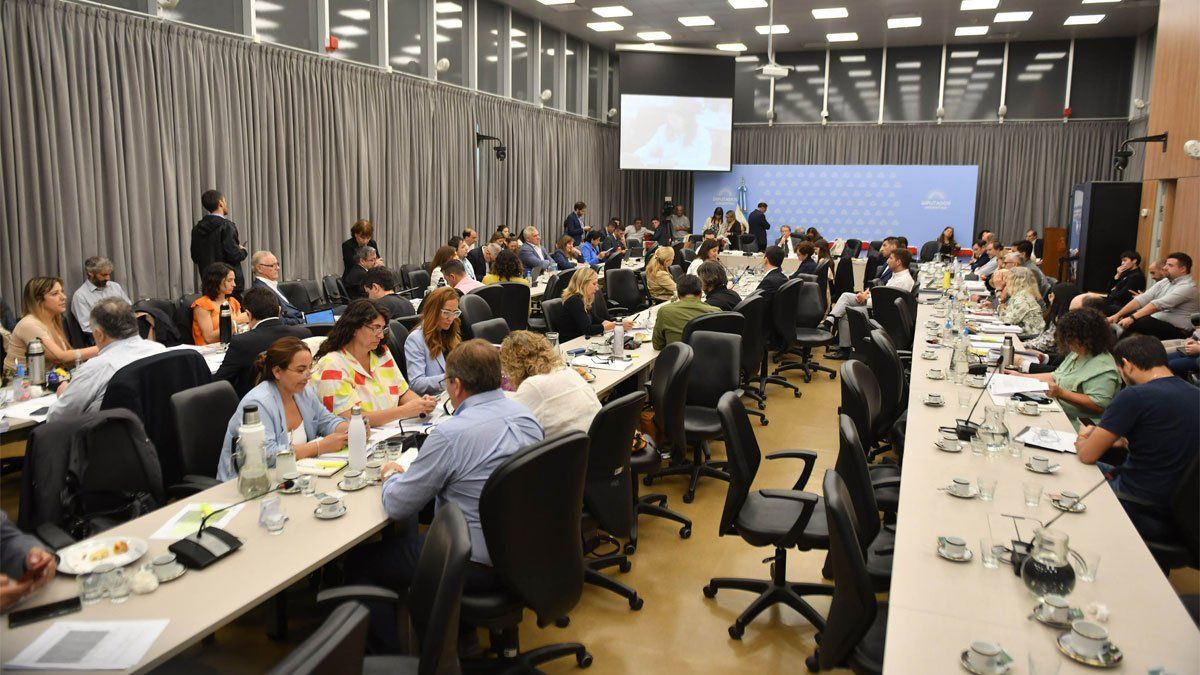 El plenario de comisiones de la Cámara de Diputados que debate la Ley Ómnibus y donde LLA corre peligro de quedar con dictamen de minoría si no hace más concesiones. El plenario de comisiones de la Cámara de Diputados que debate la Ley Ómnibus y donde LLA corre peligro de quedar con dictamen de minoría si no hace más concesiones.