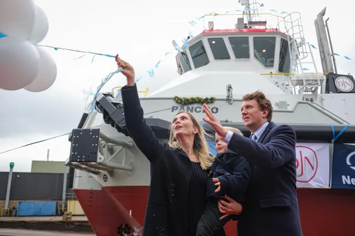 Sabrina Fontana Unzueta y su pareja, el heredero Pieter Jan De Nul, durante el bautismo de la draga Pancho. Sabrina Fontana Unzueta y su pareja, el heredero Pieter Jan De Nul, durante el bautismo de la draga Pancho.