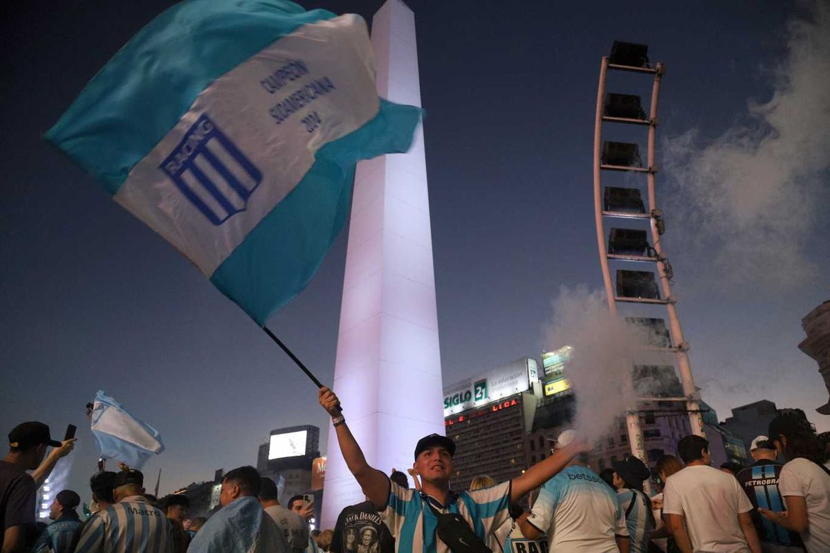 Simpatizantes de Racing Club celebran en el Obelisco de Ciudad de Buenos Aires la victoria ante el Cruzeiro y la Copa Sudamericana. FOTO: MARIANO SANCHEZ/NA. Simpatizantes de Racing Club celebran en el Obelisco de Ciudad de Buenos Aires la victoria ante el Cruzeiro y la Copa Sudamericana. FOTO: MARIANO SANCHEZ/NA.