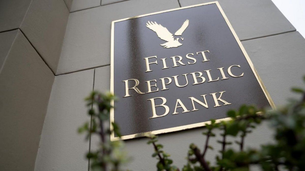 First Republic Bank en la lona