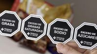 El gobierno de Milei quiere dar de baja la ley de etiquetado frontal. El gobierno de Milei quiere dar de baja la ley de etiquetado frontal.