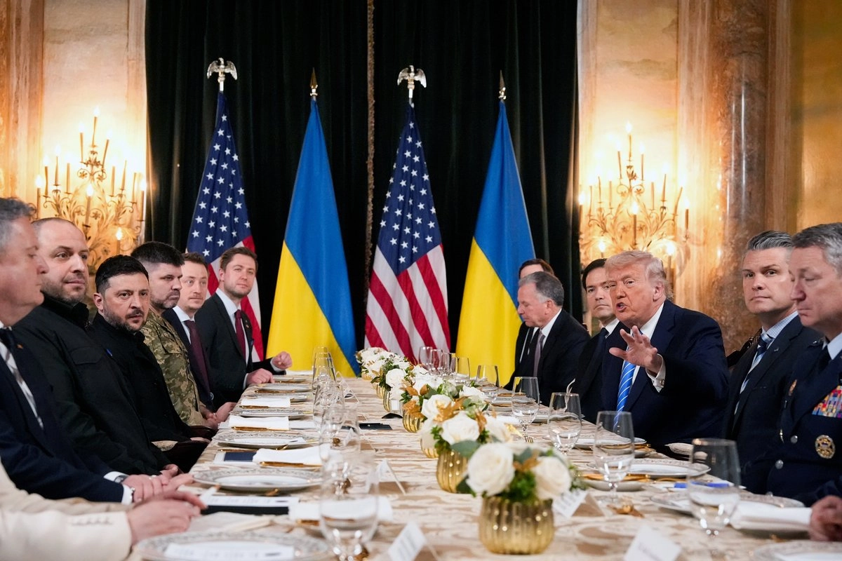 El presidente Donald Trump (tercero desde la derecha) se reúne con el presidente de Ucrania, Volodymyr Zelenskyy (tercero desde la izquierda), en su club Mar-a-Lago, el domingo 28 de diciembre de 2025, en Palm Beach, Florida. | GENTILEZA AP El presidente Donald Trump (tercero desde la derecha) se reúne con el presidente de Ucrania, Volodymyr Zelenskyy (tercero desde la izquierda), en su club Mar-a-Lago, el domingo 28 de diciembre de 2025, en Palm Beach, Florida. | GENTILEZA AP