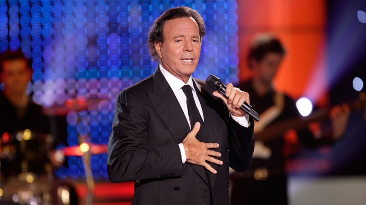 La denuncia contra Julio Iglesias queda frenada por ahora en España.