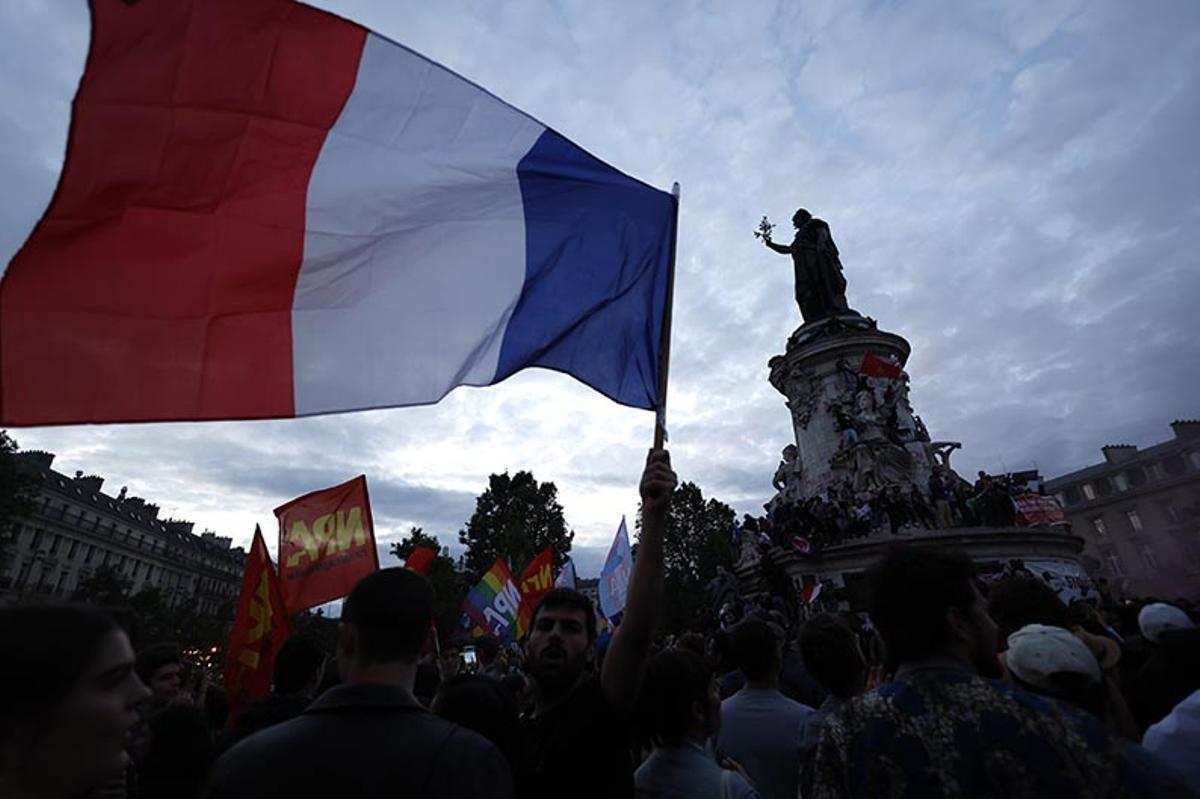 El deterioro fiscal acumulado y la falta de acuerdos presupuestarios en el Parlamento francés disparan el riesgo país. Los mercados reaccionan con caídas en la Bolsa, aumentos en el costo del crédito y presiones sobre la cotización del euro ante las elecciones.