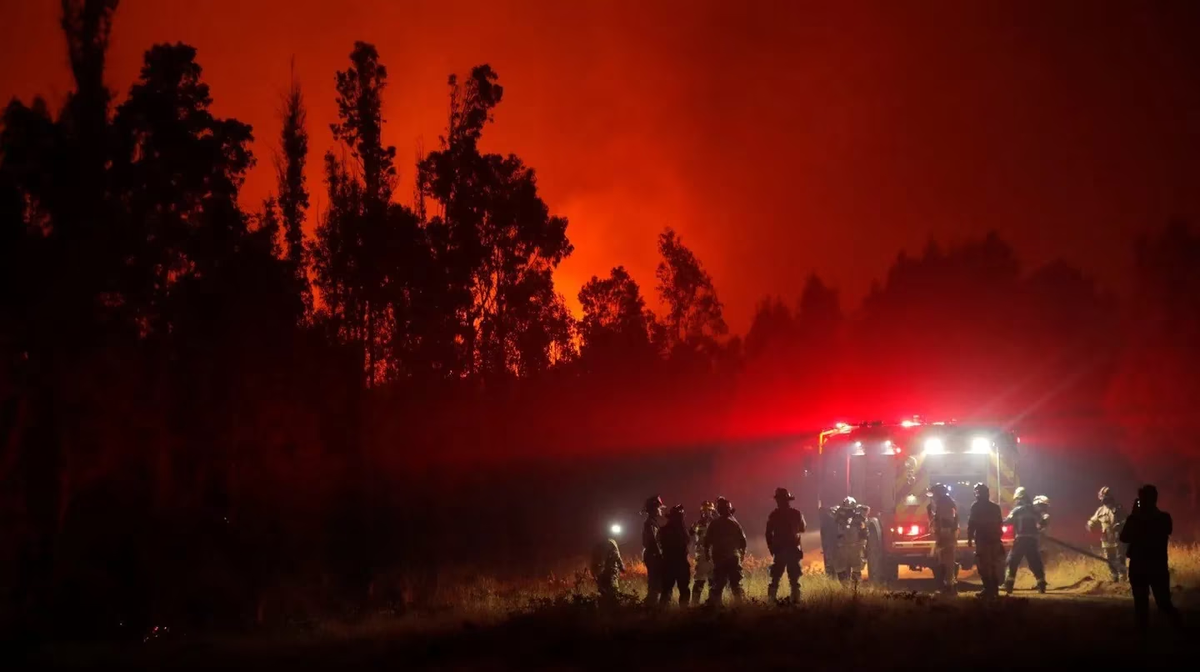 3.4000 bomberos se encuentran trabajando desde hace días y no pueden controlar los crecientes y numerosos focos activos en Chile. Patagonia en Alerta.