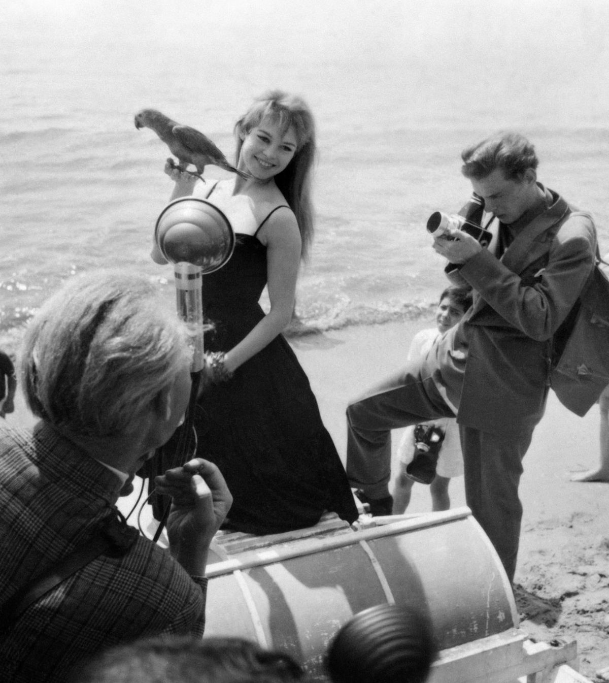 Brigitte Bardot posa con un loro durante la 9ba. edición del Festival de Cine de Cannes, el 25/04/1956. Brigitte Bardot posa con un loro durante la 9ba. edición del Festival de Cine de Cannes, el 25/04/1956.