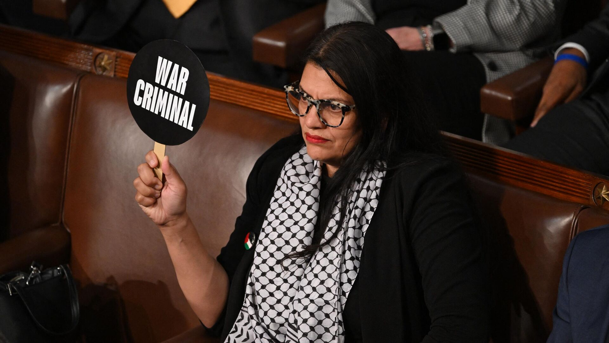 La congresista demócrata de origen palestino, Rashida Tlaib, llevó este miércoles durante el discurso de Benjamín Netanyahu, un abanico que decía “criminal de guerra” en señal de protesta. | Gentileza EFE La congresista demócrata de origen palestino, Rashida Tlaib, llevó este miércoles durante el discurso de Benjamín Netanyahu, un abanico que decía “criminal de guerra” en señal de protesta. | Gentileza EFE