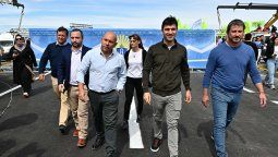 Ignacio Torres y su gente en la recorrida antes de la inauguración