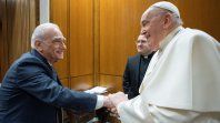 El Papa Francisco junto a Martin Scorsese durante uno de los encuentros que dieron origen al proyecto Aldeas, el documental que recupera la última entrevista filmada del pontífice argentino. El Papa Francisco junto a Martin Scorsese durante uno de los encuentros que dieron origen al proyecto Aldeas, el documental que recupera la última entrevista filmada del pontífice argentino.