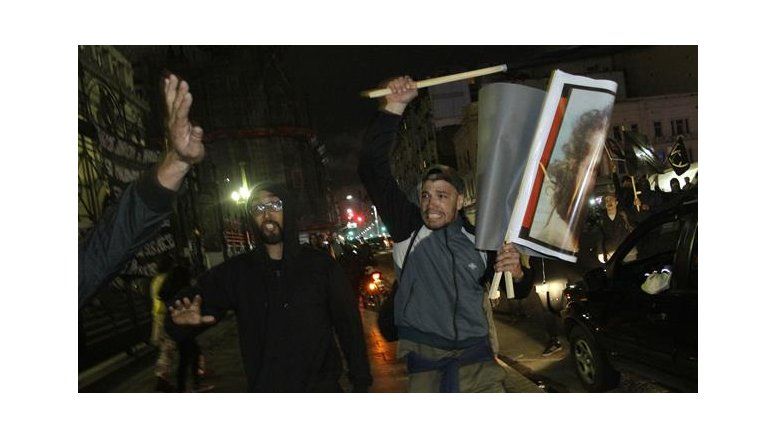 Disturbios en el Congreso: 9 detenidos, 3 efectivos heridos y basureros destruídos