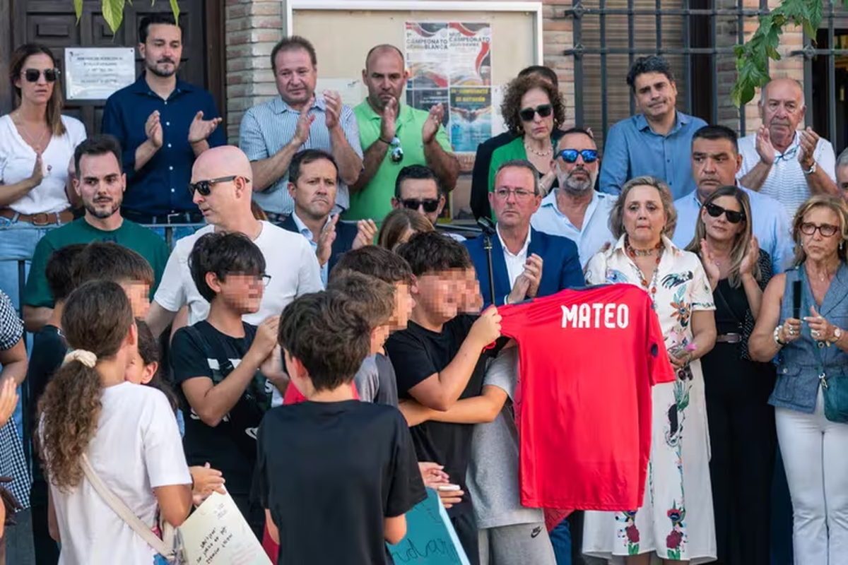 Amigos del niño asesinado muestran una camiseta con su nombre, durante el minuto de silencio. (Juan Moreno./ Europa Press) Amigos del niño asesinado muestran una camiseta con su nombre, durante el minuto de silencio. (Juan Moreno./ Europa Press)