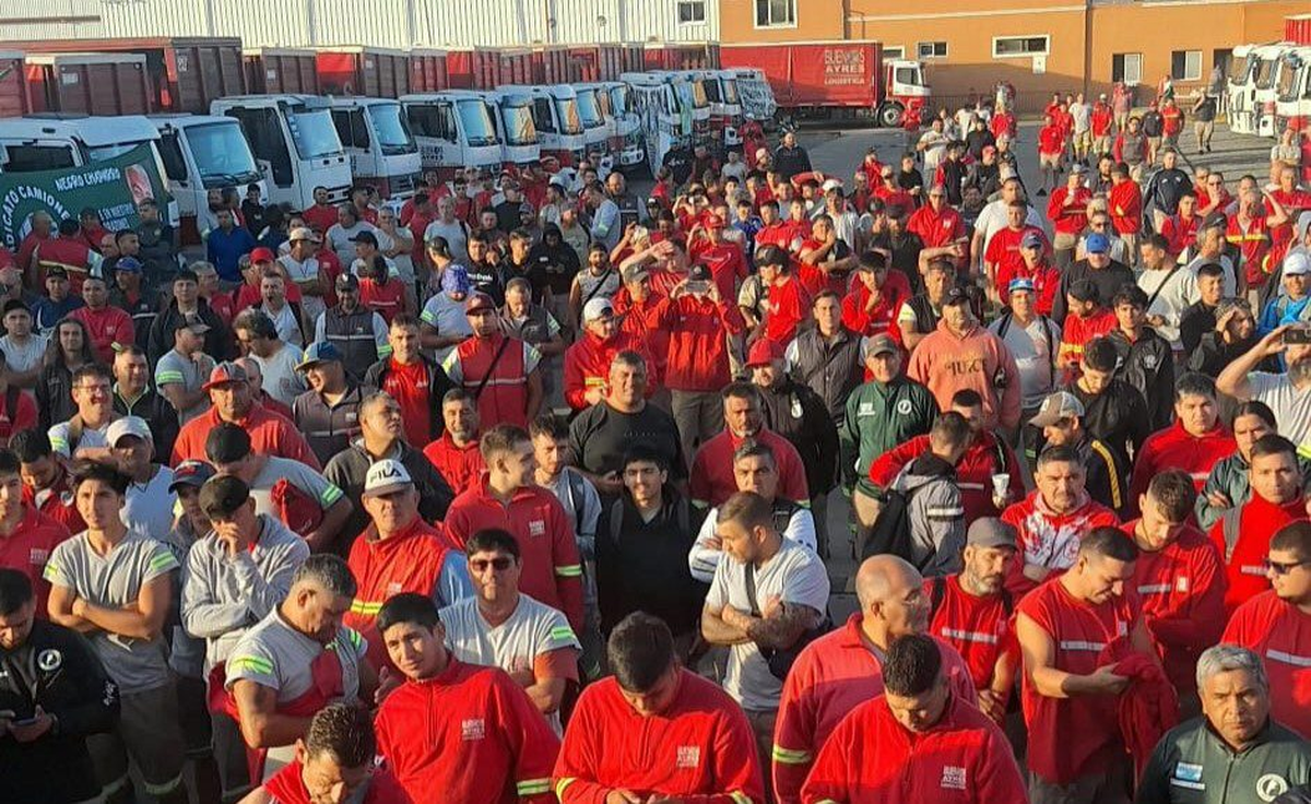 Los trabajadores en asamblea en Coca-Cola. Los trabajadores en asamblea en Coca-Cola.