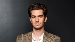 Andrew Garfield cumple 41 años hoy. Su carrera destaca desde el teatro británico hasta Hollywood, con papeles icónicos como Spider-Man y en La red social. Andrew Garfield cumple 41 años hoy. Su carrera destaca desde el teatro británico hasta Hollywood, con papeles icónicos como Spider-Man y en La red social.