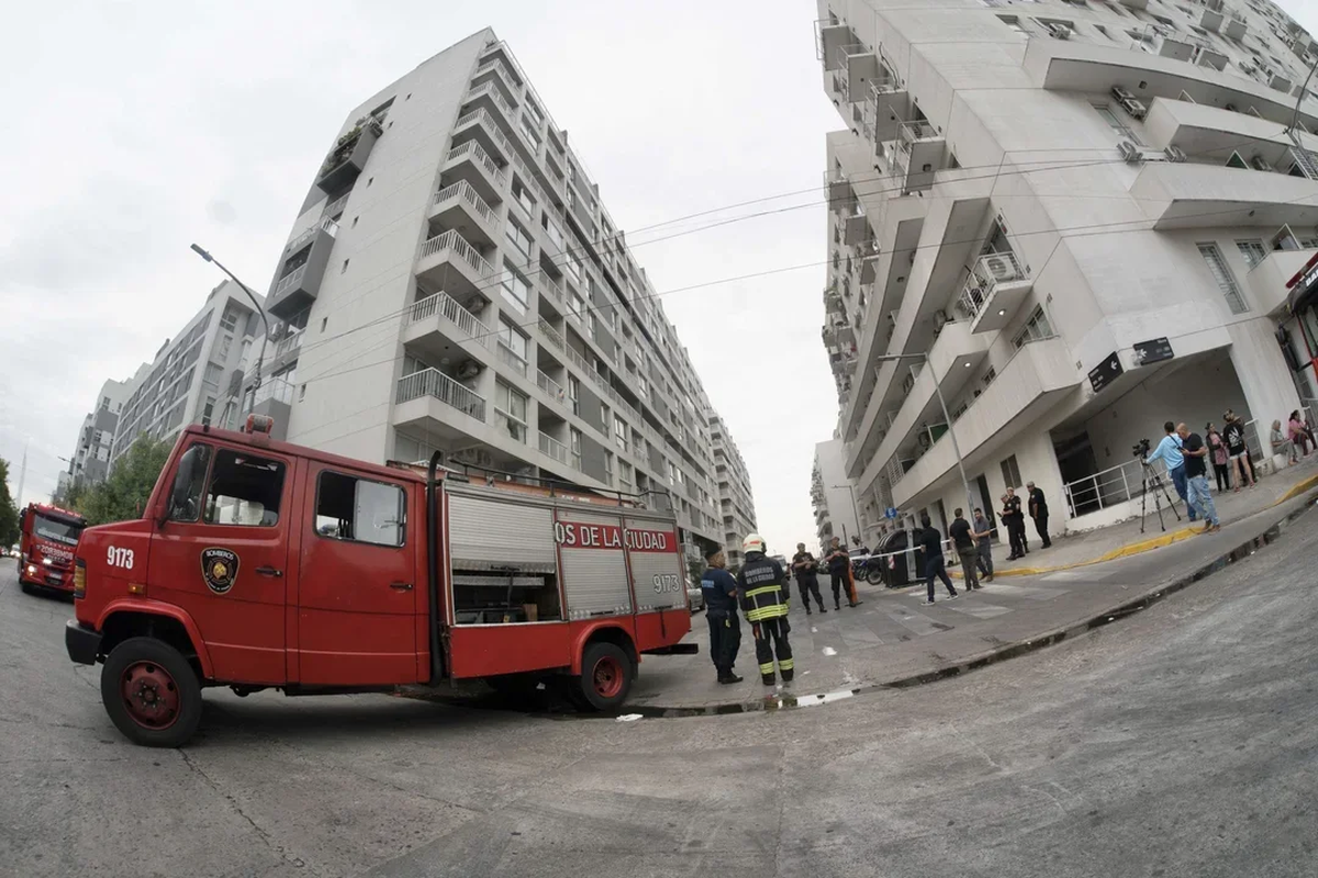 Bomberos de la ciudad mantienen guardias en el barrio del derrumbe (Foto Agencia NA) Bomberos de la ciudad mantienen guardias en el barrio del derrumbe (Foto Agencia NA)