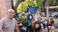 Mario Erkekdjian es un ingeniero de 83 años, jubilado, que diseñó y construyó una casita literaria en la vereda de su casa en San Isidro para poner a disposición de los vecinos a fin de fomentar el hábito de la lectura. Ejecuta una especie de voluntariado propio. Mario Erkekdjian es un ingeniero de 83 años, jubilado, que diseñó y construyó una casita literaria en la vereda de su casa en San Isidro para poner a disposición de los vecinos a fin de fomentar el hábito de la lectura. Ejecuta una especie de voluntariado propio.