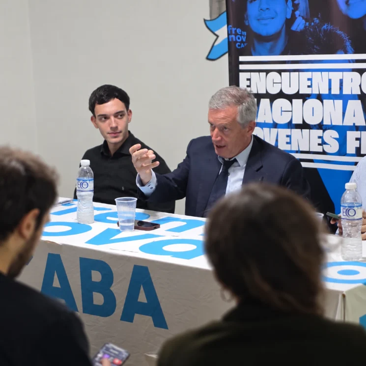 Emilio Monz&oacute; con la juventud del Frente Renovador.
