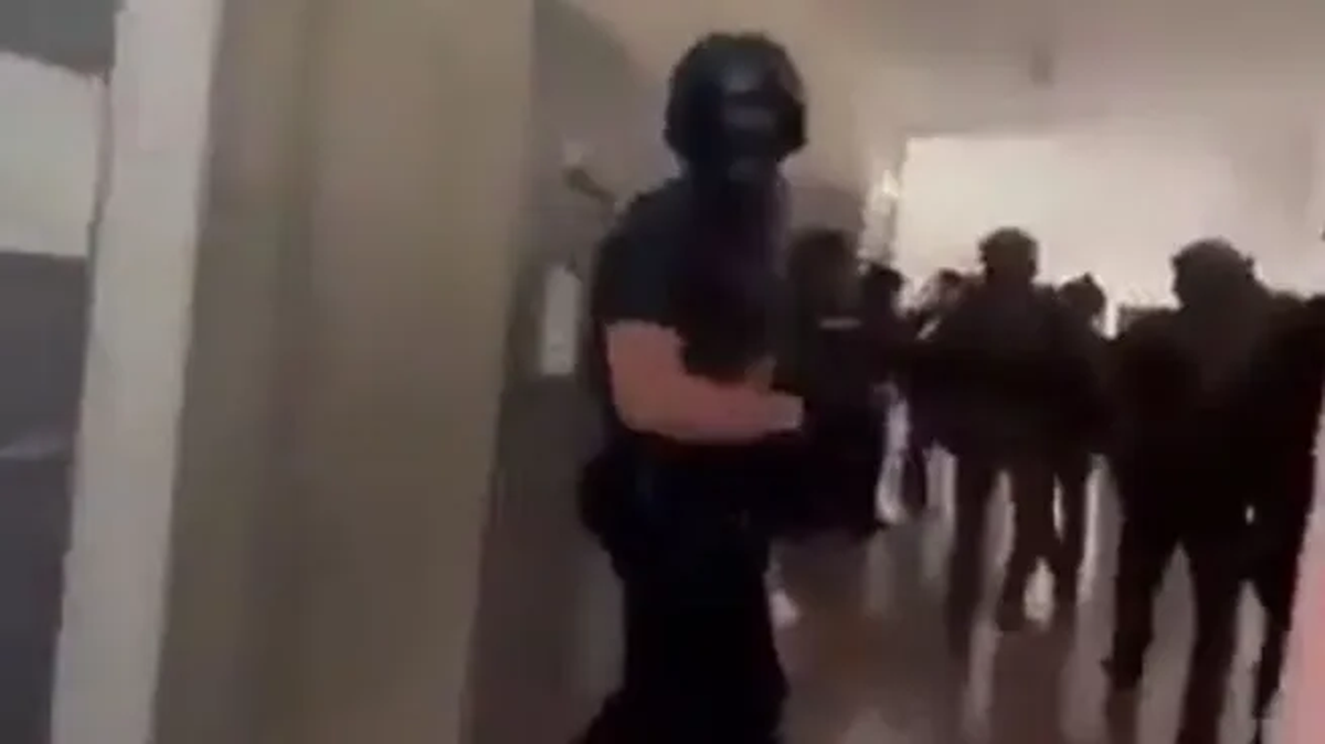 Momento exacto en que ingresa la Policía para controlar al tirador. | GENTILEZA REDES SOCIALES Momento exacto en que ingresa la Policía para controlar al tirador. | GENTILEZA REDES SOCIALES