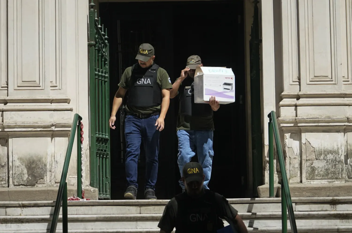 Efectivos de Gendarmería Nacional salieron del despacho de Bailaque con cajas, lo que sugiere que se están incautando más documentos relacionados con la investigación. Efectivos de Gendarmería Nacional salieron del despacho de Bailaque con cajas, lo que sugiere que se están incautando más documentos relacionados con la investigación.