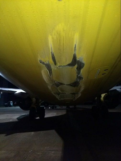 Imagen del avión de Flybondi que chocó la cola contra la pista en Iguazú.