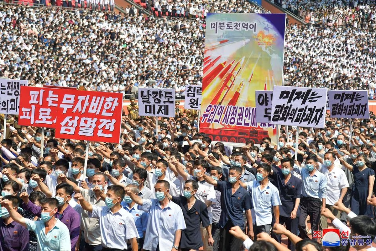 En el marco del 73 aniversario del estallido de la Guerra de Corea, gran manifestación en Corea del Norte contra Estados Unidos, su enemigo n° 1.
