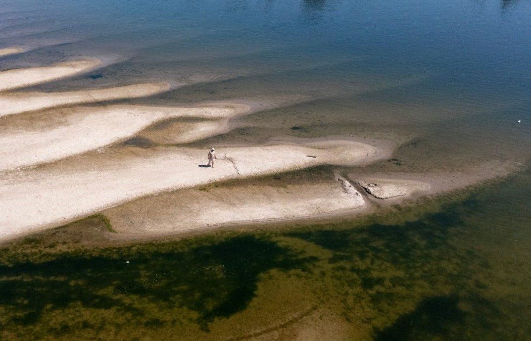La bajante del Danubio deja al descubierto enormes bancos de arena en Batina, Croacia, una de las imágenes más impactantes de la sequía que golpea Europa.