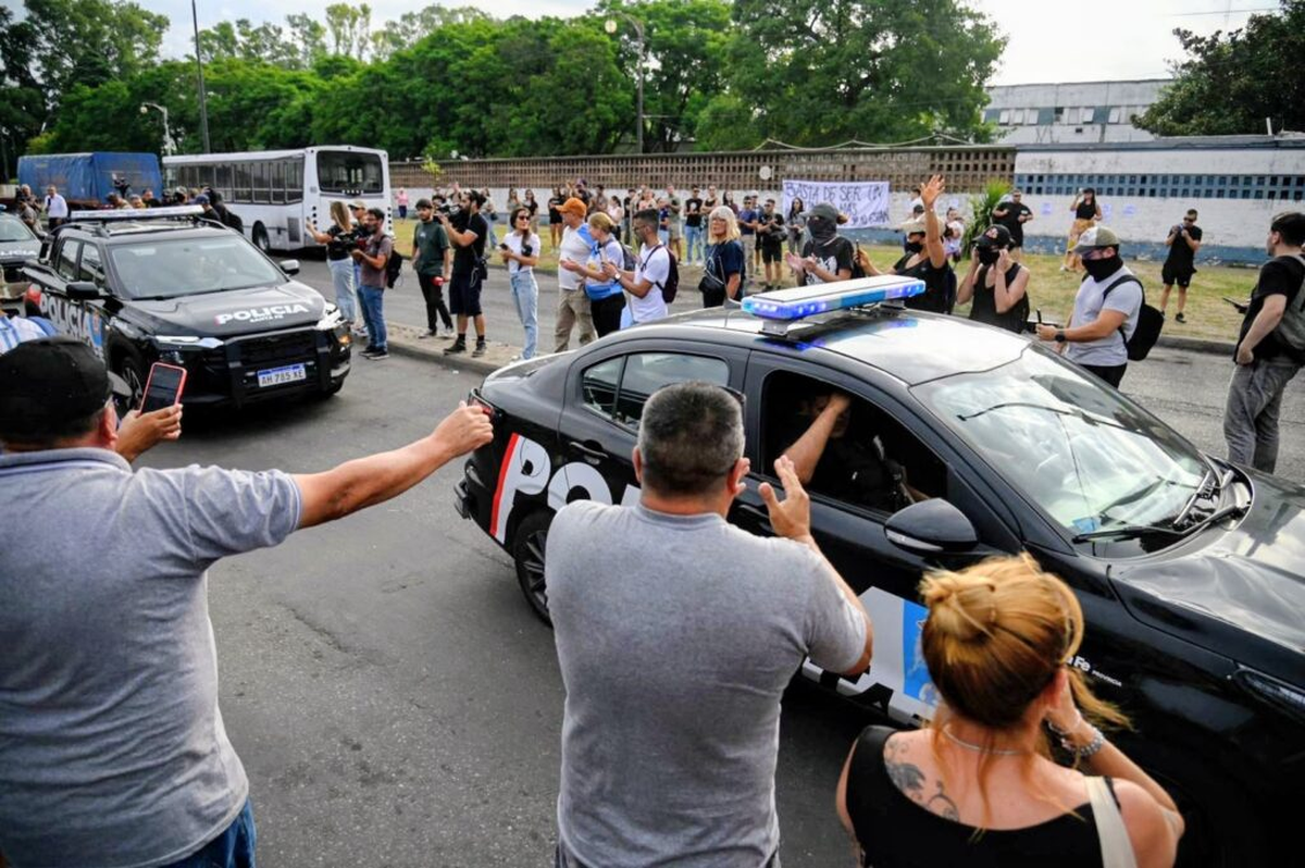 Tras el anuncio salarial, los efectivos retomaron el servicio desde las 18 y, con adicionales por tareas de calle y conducción. Tras el anuncio salarial, los efectivos retomaron el servicio desde las 18 y, con adicionales por tareas de calle y conducción.