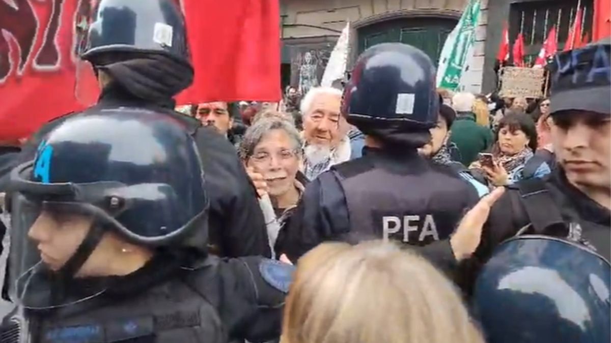 Protesta de jubilados en contra del veo de Milei a la movilidad jubilatoria sancionada por el Congreso. Protesta de jubilados en contra del veo de Milei a la movilidad jubilatoria sancionada por el Congreso.