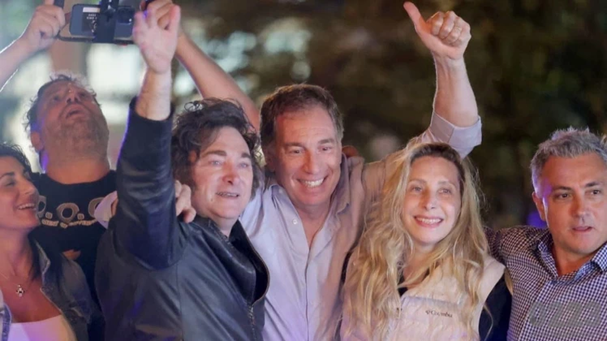 Muy simbólica la imagen donde Diego Santilli queda en el medio de los Milei y Pareja intenta acercarse desde un costado.