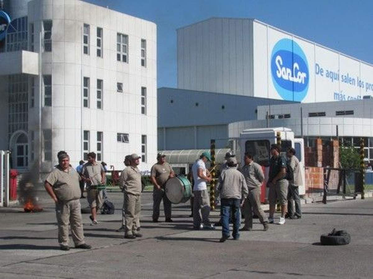 SanCor afirma que hay casi 3 millones de litros de leche en riesgo por el freno a la producción. Foto: Bichos de Campo. SanCor afirma que hay casi 3 millones de litros de leche en riesgo por el freno a la producción. Foto: Bichos de Campo.