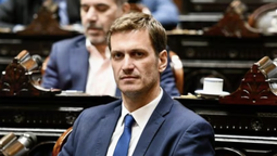 altText(Escándalo en Diputados: Compró un rifle por Mercado Libre y lo enviaron a su despacho en el Congreso)}