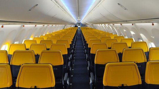 Casi sale eyectado del avión cuando se rompió la ventanilla