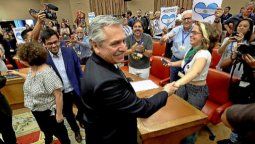 altText(La visita de Alberto Fernández al Parlamento español ya le pasa factura al partido Podemos)}