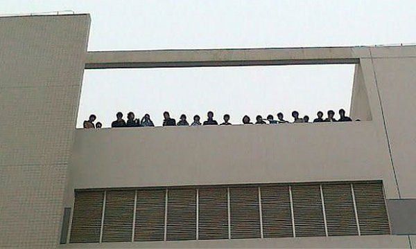 Trabajadores de Foxconn en la terraza de la planta