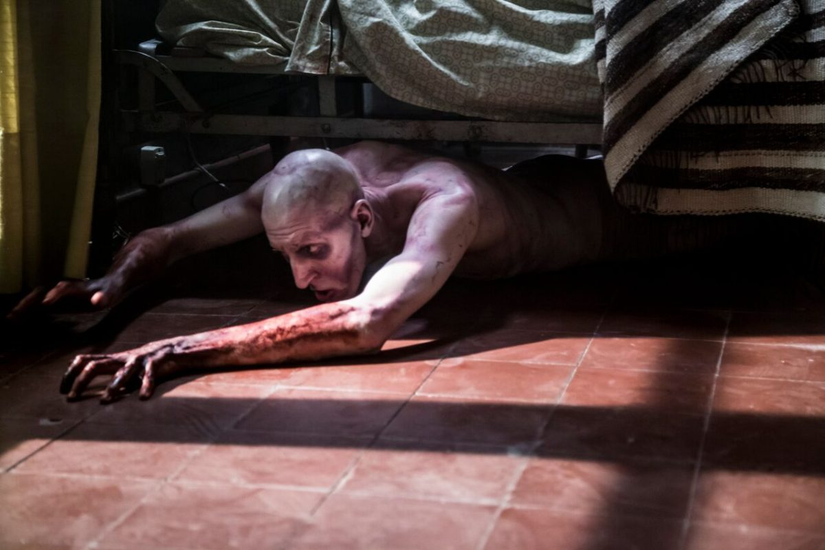 La historia sigue a vecinos de un barrio de Buenos Aires que comienzan a experimentar fenómenos paranormales inexplicables. Policías e investigadores intentan comprender lo que ocurre, sin encontrar respuestas lógicas. Muertos que regresan, violencia que surge de la nada, una realidad que se agrieta sin aviso. La historia sigue a vecinos de un barrio de Buenos Aires que comienzan a experimentar fenómenos paranormales inexplicables. Policías e investigadores intentan comprender lo que ocurre, sin encontrar respuestas lógicas. Muertos que regresan, violencia que surge de la nada, una realidad que se agrieta sin aviso.