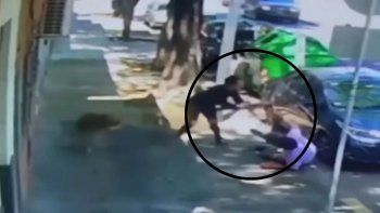 Cuando el jubilado cayó al piso la mujer continuó pegándole y terminó con varias heridas por todo el cuerpo. Cuando el jubilado cayó al piso la mujer continuó pegándole y terminó con varias heridas por todo el cuerpo.