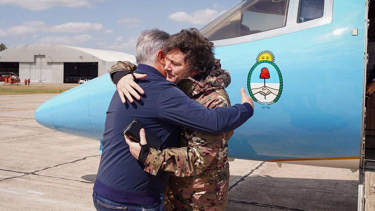 Llaryora recibió a Milei, quien aterrizó en la Escuela de Aviación Militar, en la capital cordobesa. 