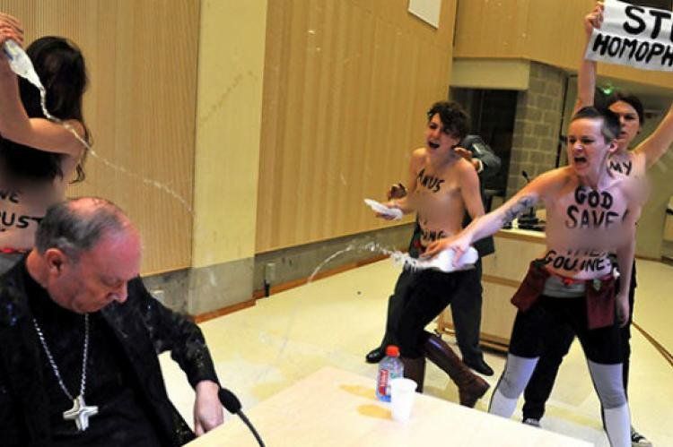 Activistas atacaron con agua al arzobispo mientras daba un discurso en Francia