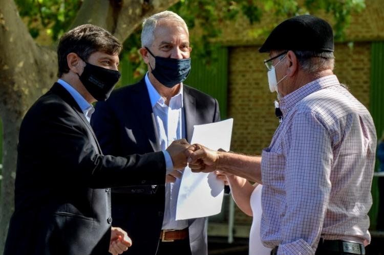 Axel Kicillof este miércoles en Mercedes, donde encabezó un acto de entrega de títulos de propiedad. Foto: Gobernación.