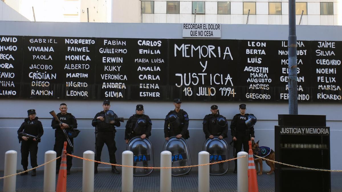 Fuerzas de seguridad frente a la AMIA.