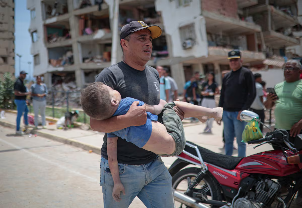 Personas afectadas por los derrumbes en La Guaira, este jueves. | DANIEL ECHEVERRÍA Personas afectadas por los derrumbes en La Guaira, este jueves. | DANIEL ECHEVERRÍA