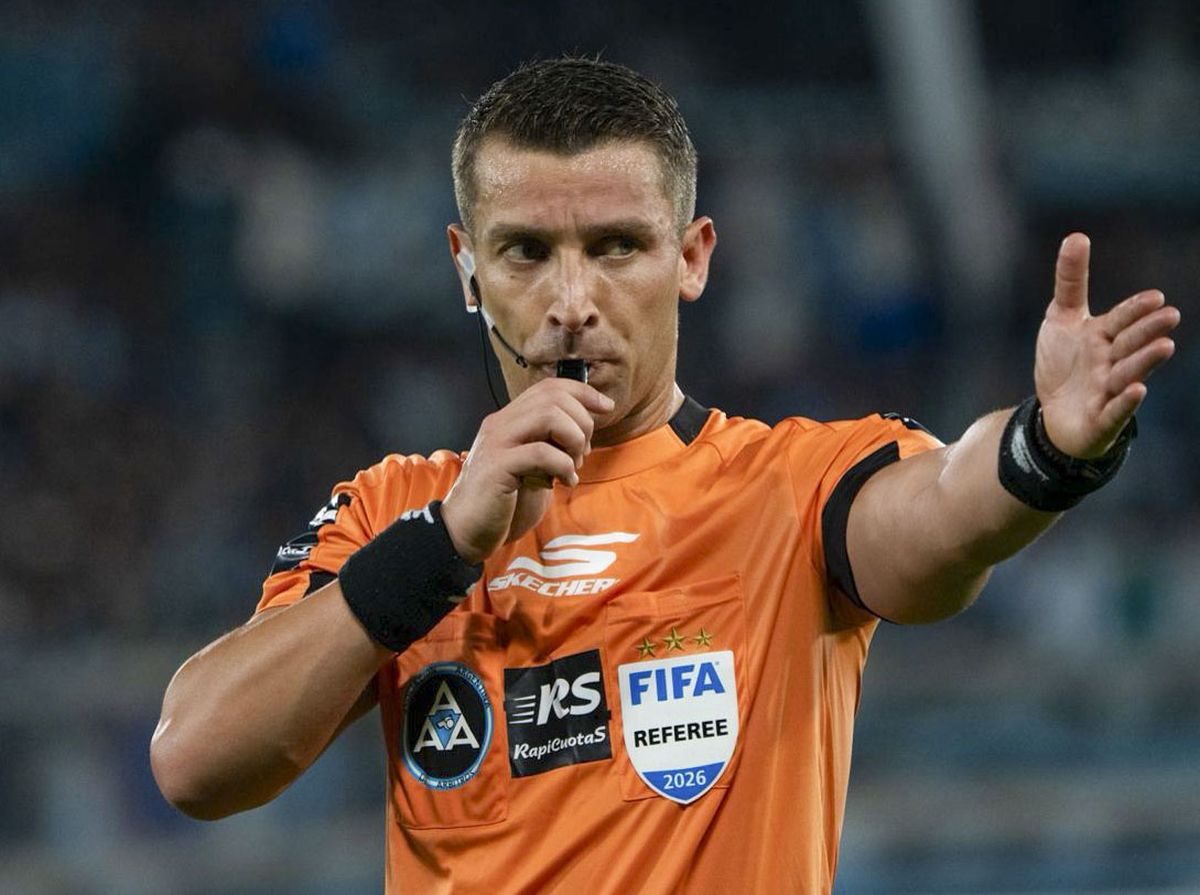 Tras repasar la acción en el VAR, Sebastián Zunino no dudó: roja directa para el defensor Tras repasar la acción en el VAR, Sebastián Zunino no dudó: roja directa para el defensor