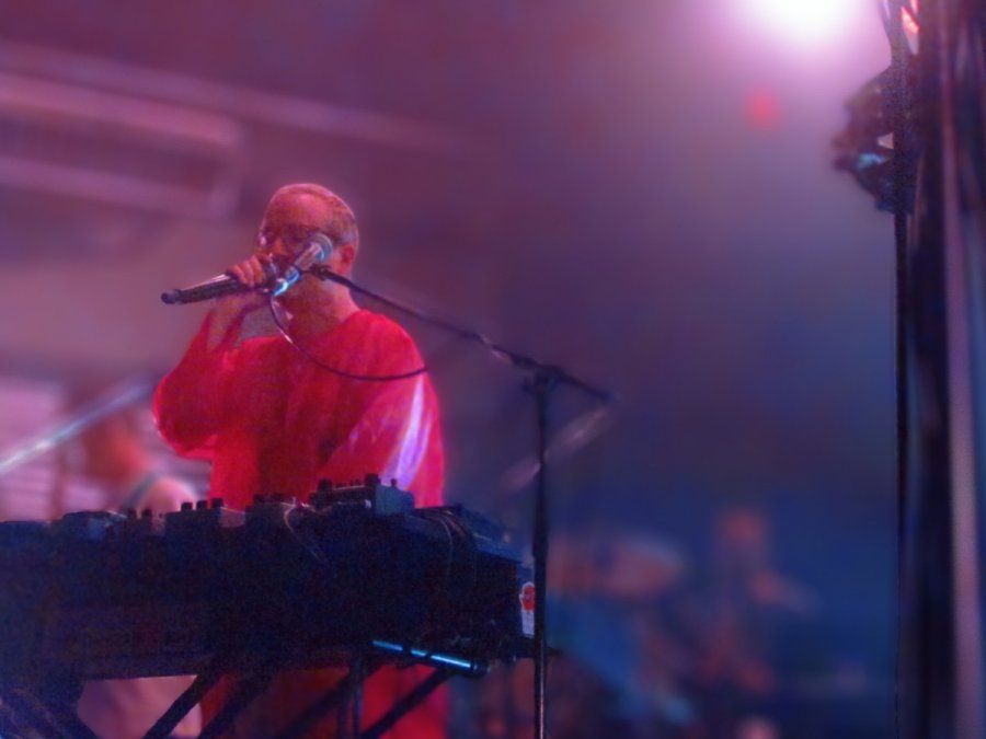 Hot Chip deslumbrante en su visita a Buenos Aires, y Alexis Taylor (de furioso fucsia valentino) encabezó un concierto orgánico y bailable&nbsp;