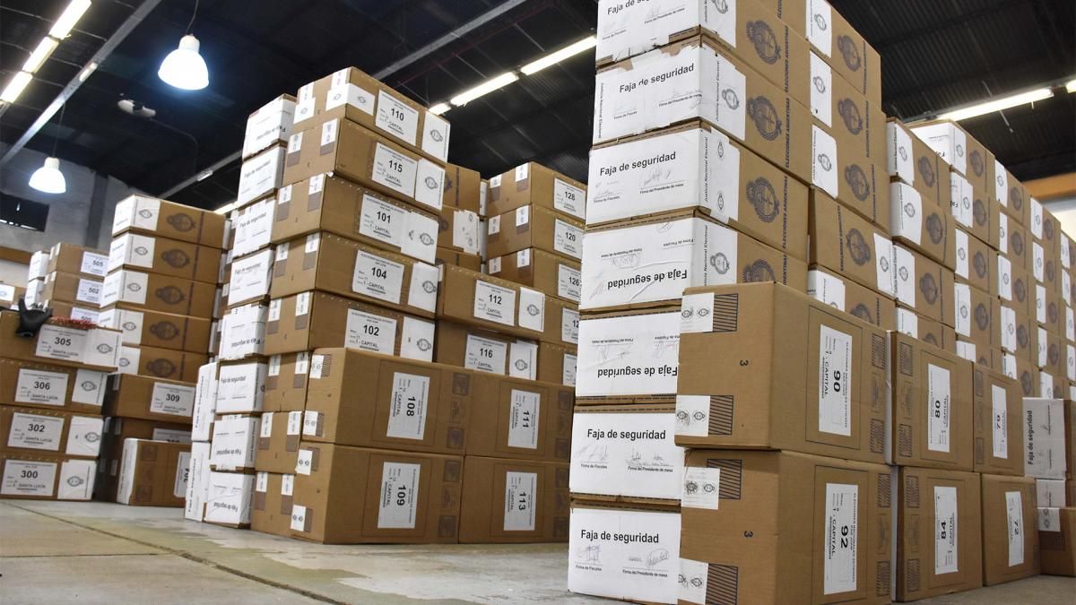 Por ley nacional, Correo Argentino es la encargada de realizar la logística de las jornadas electorales, por lo que la gran pregunta es ahora quién repartirá las urnas en 2025, que tanto desvelan a Javier Milei... Por ley nacional, Correo Argentino es la encargada de realizar la logística de las jornadas electorales, por lo que la gran pregunta es ahora quién repartirá las urnas en 2025, que tanto desvelan a Javier Milei...