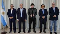 La foto tiene 1 año pero es actual: Javier Milei junto a los gobernadores de Gustavo Sáenz (Salta), Raúl Jalil (Catamarca), Osvaldo Jaldo (Tucumán) y Hugo Passalacqua (Misiones). La foto tiene 1 año pero es actual: Javier Milei junto a los gobernadores de Gustavo Sáenz (Salta), Raúl Jalil (Catamarca), Osvaldo Jaldo (Tucumán) y Hugo Passalacqua (Misiones).