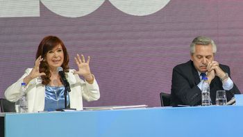 CFK lo primereó a Alberto Fernández, responsabilizándolo por la salida de 4 senadores del FdT. CFK lo primereó a Alberto Fernández, responsabilizándolo por la salida de 4 senadores del FdT.
