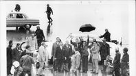 La foto más famosa del regreso de Juan Perón en 1972, bajo el paraguas de José Ignacio Rucci, quien lo esperaba en Ezeiza, y a su der., Juan Manuel Abal Medina. La foto más famosa del regreso de Juan Perón en 1972, bajo el paraguas de José Ignacio Rucci, quien lo esperaba en Ezeiza, y a su der., Juan Manuel Abal Medina.