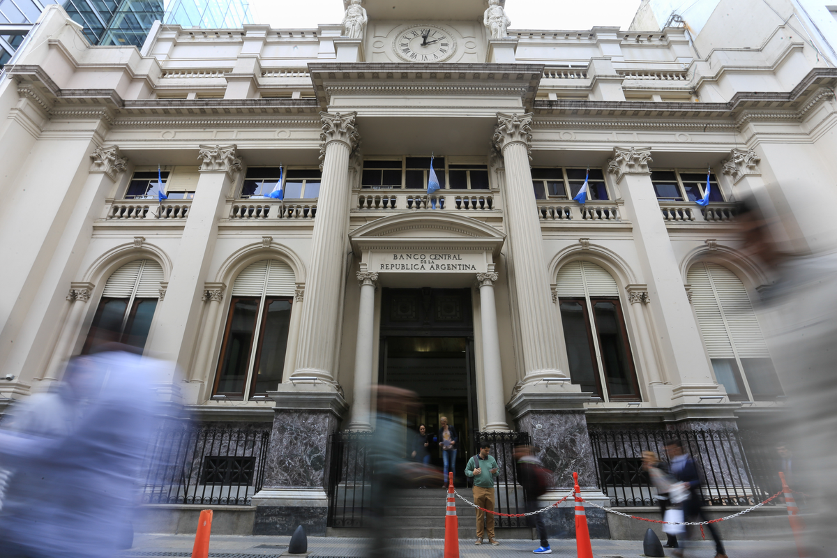 El Banco Central comenzó a corregir el dólar oficial.